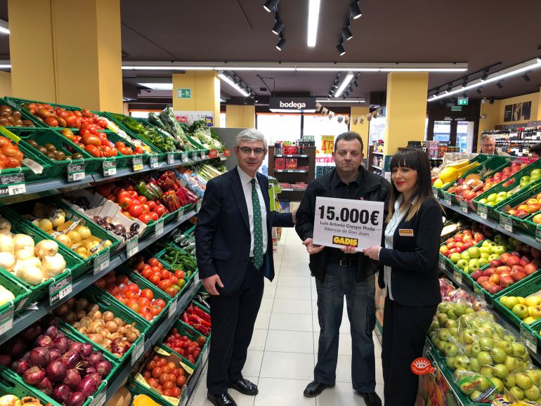 Luis Antonio Crespo ha recibido el premio de manos del delegado de Gadisa en Castilla y León y la gerente del supermercado coyantino Luis Antonio Crespo ha recibido el premio de manos del delegado de Gadisa en Castilla y León y la gerente del supermercado coyantino