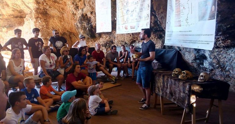 Un campamento neandertal en la Cova de Bolomor Un campamento neandertal en la Cova de Bolomor