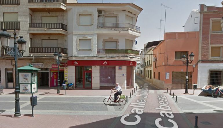 Quiso abrir a un cliente, pulso el "antirrobo" y apareció la Guardia Civil con chalecos antibalas Quiso abrir a un cliente, pulso el "antirrobo" y apareció la Guardia Civil con chalecos antibalas