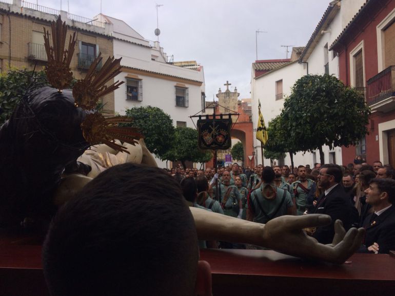 El Cristo de la Caridad junto a su templo El Cristo de la Caridad junto a su templo