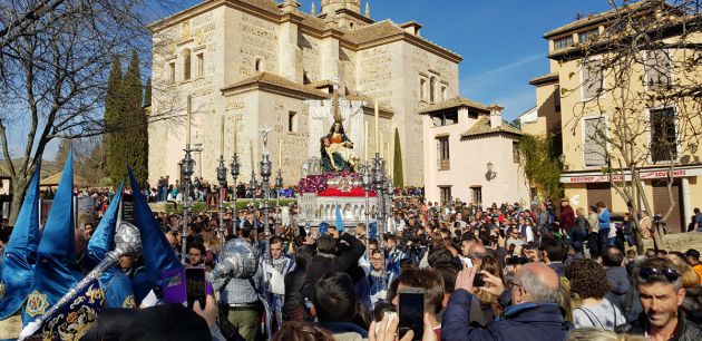 Procesión de la Virgen de las Angustias de Santa María de la Alhambra en Granada el Sábado Santo Procesión de la Virgen de las Angustias de Santa María de la Alhambra en Granada el Sábado Santo