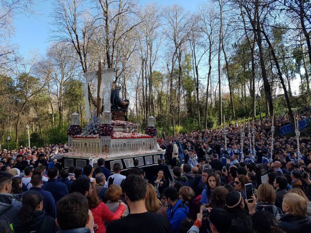 Procesión de la Virgen de las Angustias de Santa María de la Alhambra en Granada el Sábado Santo Procesión de la Virgen de las Angustias de Santa María de la Alhambra en Granada el Sábado Santo