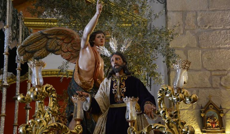 Paso de la Cofradia de la 'Oración en Huerto', en la parroquia de la Asunción, minutosantes de iniciar su estación de penitencia Paso de la Cofradia de la 'Oración en Huerto', en la parroquia de la Asunción, minutosantes de iniciar su estación de penitencia