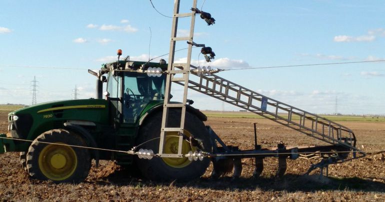 Así quedó el tractor tras chocar con la torreta de electricidad Así quedó el tractor tras chocar con la torreta de electricidad