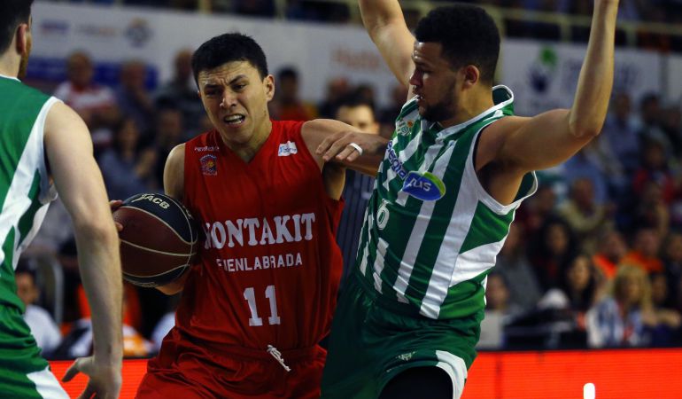 El escolta mexicano del Fuenlabrada Francisco Cruz (i) intenta superar al británico Luke Nelson, del Real Betis, durante el partido de Liga ACB disputado en el pabellón Fernando Martín de Fuenlabrada. El escolta mexicano del Fuenlabrada Francisco Cruz (i) intenta superar al británico Luke Nelson, del Real Betis, durante el partido de Liga ACB disputado en el pabellón Fernando Martín de Fuenlabrada.