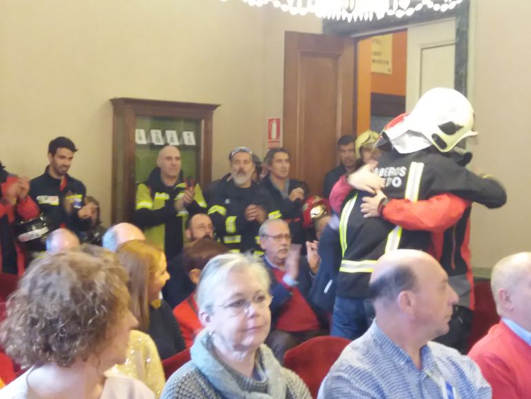 El bombero Juan Carlos Fernández Granda 'Cuni', compañero del fallecido Eloy Palacio, se abraza a otro bombero tras su intervención en el Pleno del Ayuntamiento de Oviedo. El bombero Juan Carlos Fernández Granda 'Cuni', compañero del fallecido Eloy Palacio, se abraza a otro bombero tras su intervención en el Pleno del Ayuntamiento de Oviedo.