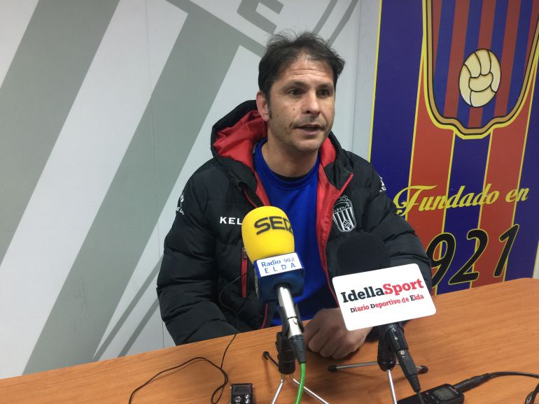 Miguel Ángel Mullor, entrenador del Eldense, sabe lo que se juega su equipo ante el Olímpic Miguel Ángel Mullor, entrenador del Eldense, sabe lo que se juega su equipo ante el Olímpic