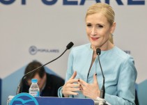 'Colega, dónde está mi TFM', estudiantes de máster presionan a Cristina Cifuentes