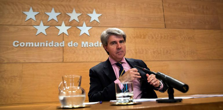 El portavoz del Gobierno de la Comunidad de Madrid, Ángel Garrido, durante la rueda de prensa posterior al consejo semanal del Gobierno en la que ha afirmado que la presidenta regional, Cristina Cifuentes, tiene el apoyo de sus consejeros "y del todo el PP de España" en el caso de la polémica por su máster. El portavoz del Gobierno de la Comunidad de Madrid, Ángel Garrido, durante la rueda de prensa posterior al consejo semanal del Gobierno en la que ha afirmado que la presidenta regional, Cristina Cifuentes, tiene el apoyo de sus consejeros "y del todo el PP de España" en el caso de la polémica por su máster.