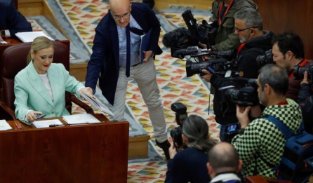 La presidenta de la Comunidad de Madrid, Cristina Cifuentes, rodeada de periodistas durante el pleno de la Asamblea de Madrid. La presidenta de la Comunidad de Madrid, Cristina Cifuentes, rodeada de periodistas durante el pleno de la Asamblea de Madrid.