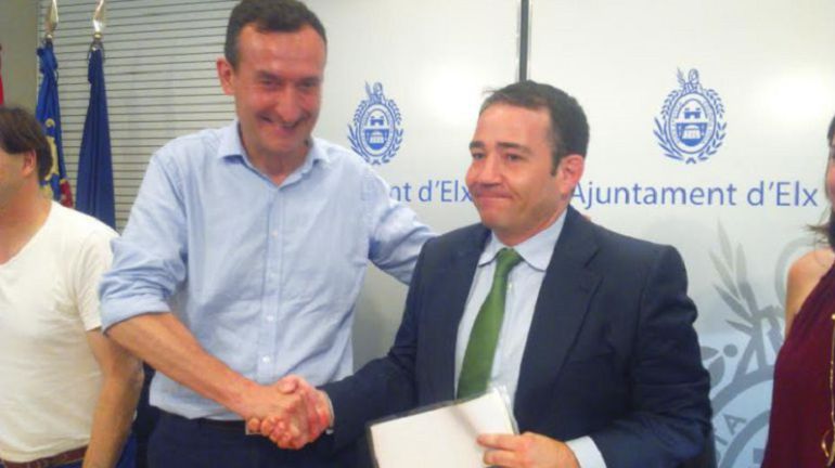 El director general del IVF Manuel Illueca, a la derecha, saluda al alcalde de Elche, Carlos González El director general del IVF Manuel Illueca, a la derecha, saluda al alcalde de Elche, Carlos González