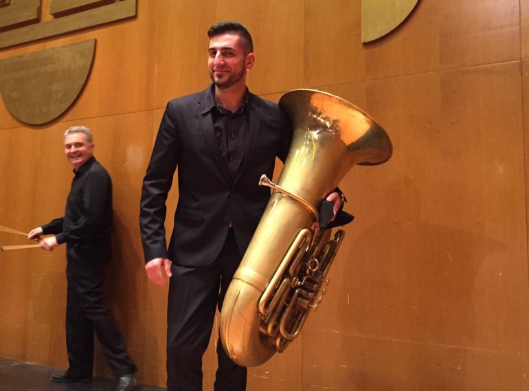 Miguel Franqueiro con su tuba Miguel Franqueiro con su tuba