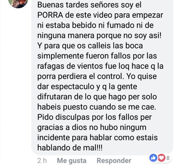 Al 'porra' de la banda, que lanzó su pieza al aire para entretener a los espectadores, el viento le hizo varias faenas: Susto entre el público durante el desfile procesional de Viernes Santo en Alhaurín Al 'porra' de la banda, que lanzó su pieza al aire para entretener a los espectadores, el viento le hizo varias faenas: Susto entre el público durante el desfile procesional de Viernes Santo en Alhaurín