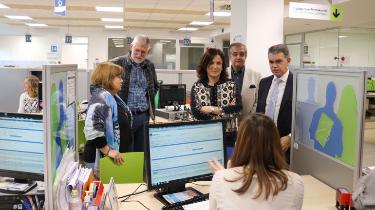 La consjera Artolazabal y su equipo visitan una oficina de Lanbide La consjera Artolazabal y su equipo visitan una oficina de Lanbide