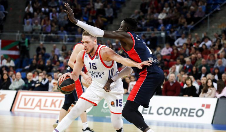 Ilimane Diop trata de impedir el avance del serbio Vladimir Stimac. Ilimane Diop trata de impedir el avance del serbio Vladimir Stimac.