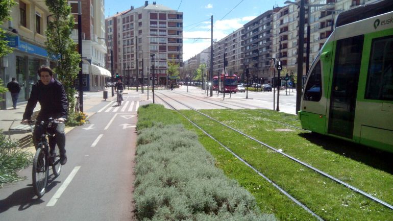 Condenan a un ciclista que atropelló a un peatón en un carril bici de Vitoria Condenan a un ciclista que atropelló a un peatón en un carril bici de Vitoria