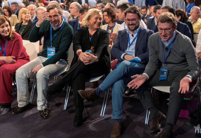 Los dirigentes populares Rafael Hernando, Mercedes Fernández, Asier Antona y Alberto Núñez Feijoo (izq. a dcha) durante la Convención Nacional del PP que se celebra hoy en Sevilla. Los dirigentes populares Rafael Hernando, Mercedes Fernández, Asier Antona y Alberto Núñez Feijoo (izq. a dcha) durante la Convención Nacional del PP que se celebra hoy en Sevilla.