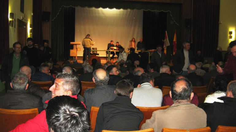 La asamblea copó el interés de los comuneros que llenaron el salón del instituto Virgen de La Encina de Ponferrada La asamblea copó el interés de los comuneros que llenaron el salón del instituto Virgen de La Encina de Ponferrada
