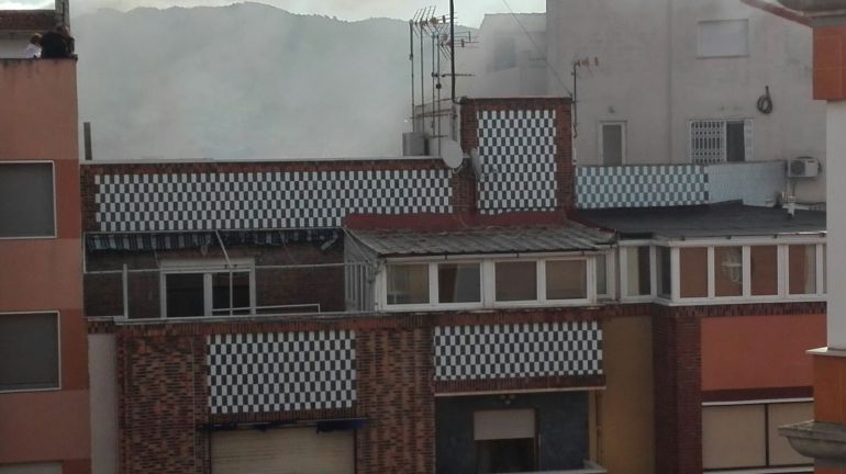 Los bomberos han tardado una hora en controlar el fuego Los bomberos han tardado una hora en controlar el fuego
