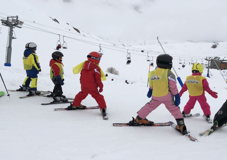 Cientos de niños se han iniciado en la práctica de los deportes de invierno esta temporada en San Isidro y Leitariegos Cientos de niños se han iniciado en la práctica de los deportes de invierno esta temporada en San Isidro y Leitariegos