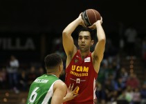 El UCAM Murcia se pasea en Sevilla a golpe de triple y tiene el playoff a un triunfo