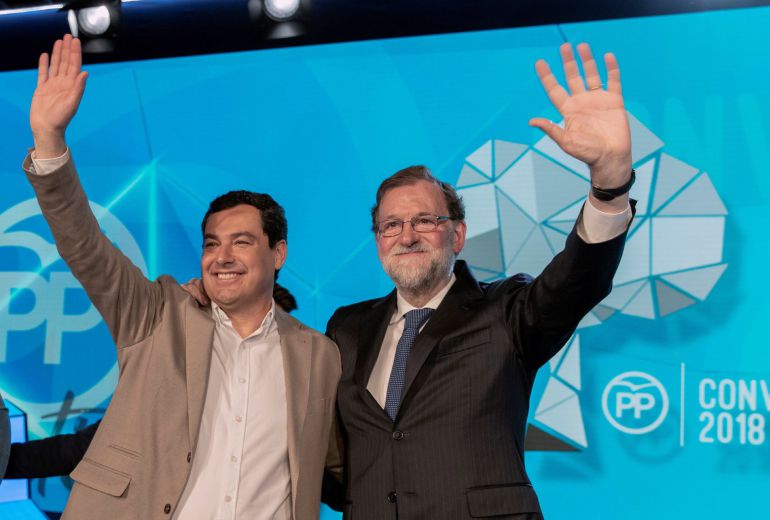 El presidente del Gobierno, Mariano Rajoy, y el presidente del PP andaluz, Juanma Moreno, saludan en el acto de clausura de la Convención Nacional del PP hoy en Sevilla. EFE Julio Muñoz El presidente del Gobierno, Mariano Rajoy, y el presidente del PP andaluz, Juanma Moreno, saludan en el acto de clausura de la Convención Nacional del PP hoy en Sevilla. EFE Julio Muñoz