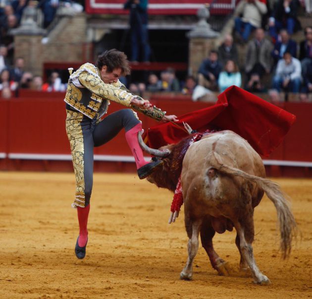 Momento en el que el tercer toro de la tarde hiere al valenciano Román Momento en el que el tercer toro de la tarde hiere al valenciano Román