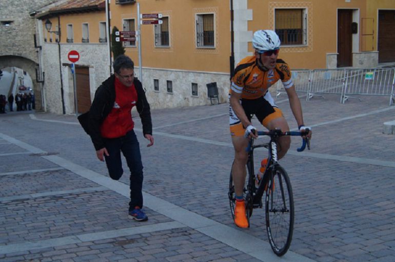 El ciclista arandino en pleno esfuerzo durante la ascensión. El ciclista arandino en pleno esfuerzo durante la ascensión.