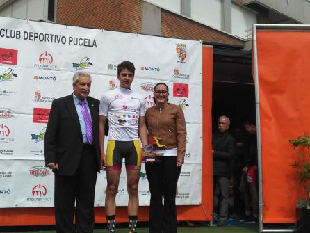 Manrique en el podio con su maillot blanco de las metas volantes. Manrique en el podio con su maillot blanco de las metas volantes.