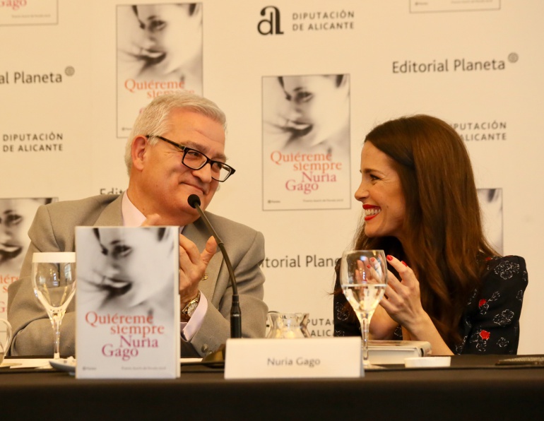 El vicepresidente y diputado de Cultura y Educación, César Augusto Asencio, junto a la ganadora del Premio Azorín de Novela 2018, Nuria Gago El vicepresidente y diputado de Cultura y Educación, César Augusto Asencio, junto a la ganadora del Premio Azorín de Novela 2018, Nuria Gago