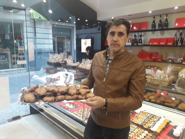 Hernández, portando una bandeja de paparajotes recién hechos. Hernández, portando una bandeja de paparajotes recién hechos.
