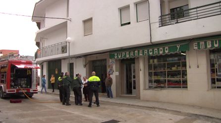Los bomberos han refrescado y ventilado la zona origen del incendio en la vivienda Los bomberos han refrescado y ventilado la zona origen del incendio en la vivienda