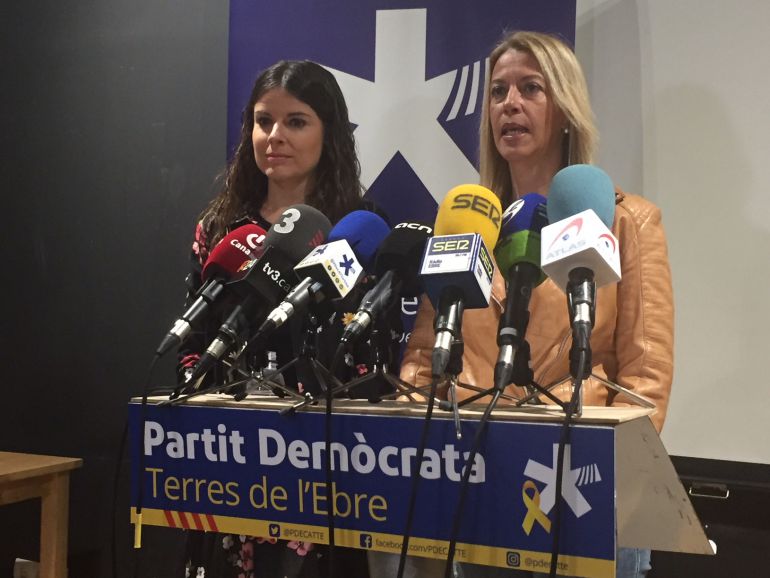 Annabel Marcos, a la dreta de la imatge; ha parlat davant els mitjans de comunicació acompanyada de Mònica Sales, diputada de Junts per Catalunya al Parlament i presidenta del PDECat a les Terres de l'Ebre. Annabel Marcos, a la dreta de la imatge; ha parlat davant els mitjans de comunicació acompanyada de Mònica Sales, diputada de Junts per Catalunya al Parlament i presidenta del PDECat a les Terres de l'Ebre.