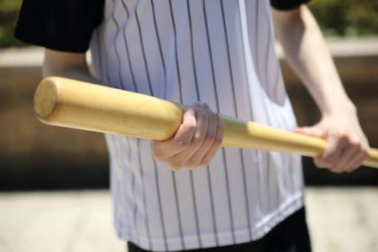 Destroza un coche con un bate de béisbol tras una discusión de tráfico Destroza un coche con un bate de béisbol tras una discusión de tráfico