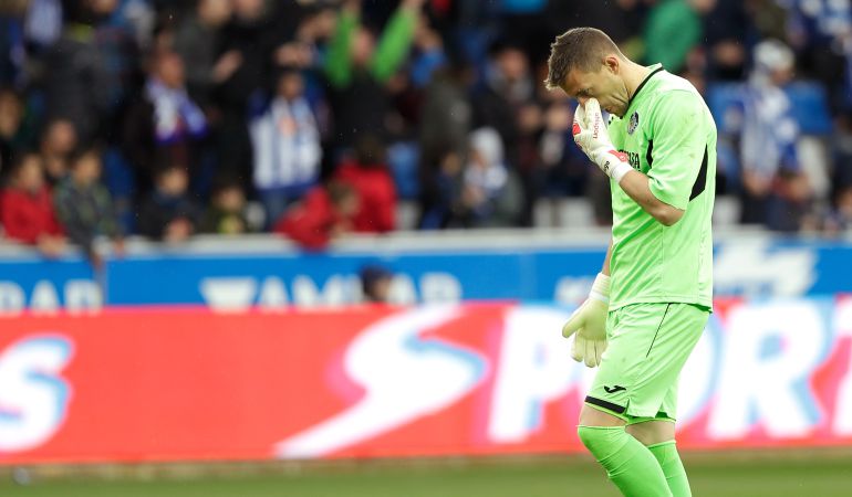 Guaita se lamenta durante el encuentro ante el Deportivo Alavés en Mendizorroza. Guaita se lamenta durante el encuentro ante el Deportivo Alavés en Mendizorroza.