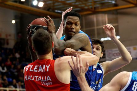 El ala pívot del San Pablo Burgos, Deon Thompson (delante), y el ala pívot estadounidense del Montakit Fuenlabrada, Ian O Leary, disputan un balón durante el partido de hoy en el Polideportivo Fernando Martin, correspondiente a la jornada 26 de Liga Endesa. El ala pívot del San Pablo Burgos, Deon Thompson (delante), y el ala pívot estadounidense del Montakit Fuenlabrada, Ian O Leary, disputan un balón durante el partido de hoy en el Polideportivo Fernando Martin, correspondiente a la jornada 26 de Liga Endesa.