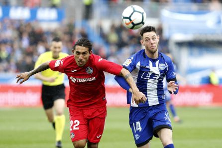 El azulón Damián Suárez (i), disputa el balón con el centrocampista del Deportivo Alavés, Jorge Franco "Burgui" (d). El azulón Damián Suárez (i), disputa el balón con el centrocampista del Deportivo Alavés, Jorge Franco "Burgui" (d).