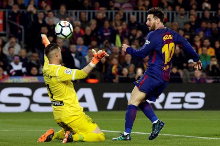 Leo Messi (d) marca el tercer gol ante el Leganés. Leo Messi (d) marca el tercer gol ante el Leganés.
