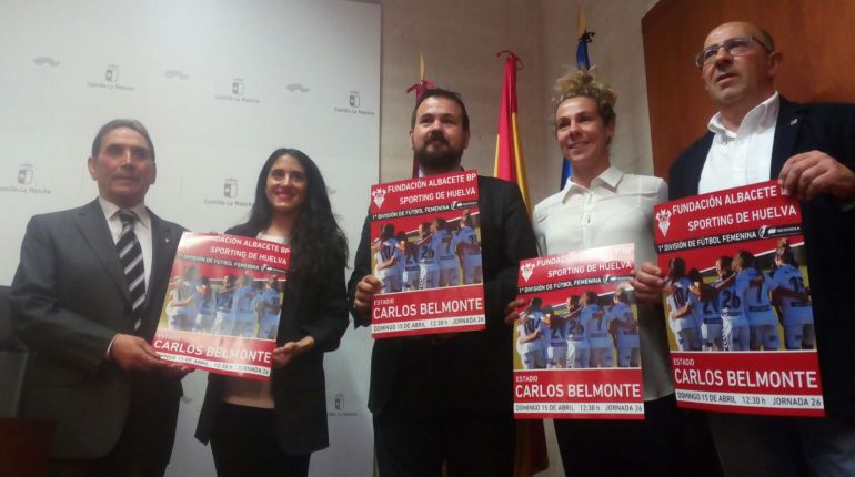 De izquierda a derecha: Juanito (embajador del Alba), Martina Olivas (La Liga), Juan Ramón Amores (Junta), Miriam Costa (jugadora) y Pascual Costa (presidente) De izquierda a derecha: Juanito (embajador del Alba), Martina Olivas (La Liga), Juan Ramón Amores (Junta), Miriam Costa (jugadora) y Pascual Costa (presidente)