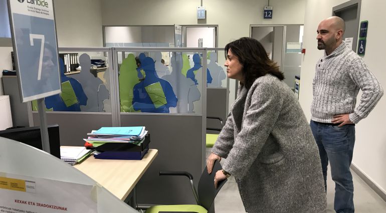 La Consejera de Empleo y Políticas Sociales del Gobierno Vasco, Beatriz Artolazabal, en una imagen de archivo durante una visita a las oficinas de Lanbide en Zumarraga La Consejera de Empleo y Políticas Sociales del Gobierno Vasco, Beatriz Artolazabal, en una imagen de archivo durante una visita a las oficinas de Lanbide en Zumarraga