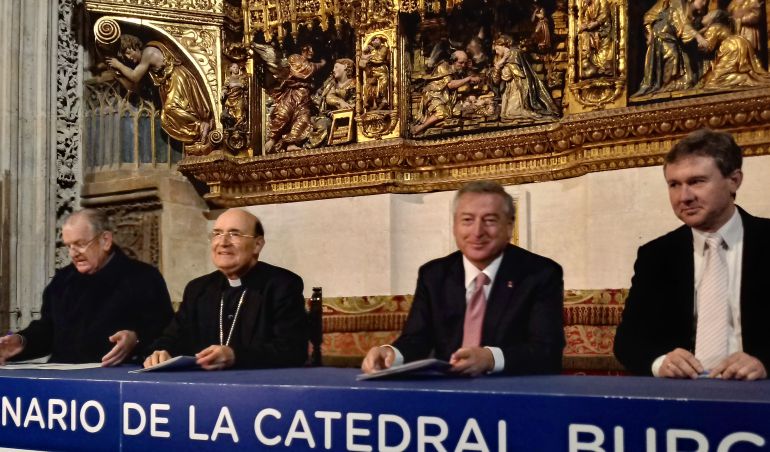 De izda a dcha, Pablo del Olmo, presidente del Cabildo, Fidel Herráiz, arzobispo, José Antonio Sánchez, presidente RTVE y Javier Lacalle, alcalde de Burgos De izda a dcha, Pablo del Olmo, presidente del Cabildo, Fidel Herráiz, arzobispo, José Antonio Sánchez, presidente RTVE y Javier Lacalle, alcalde de Burgos