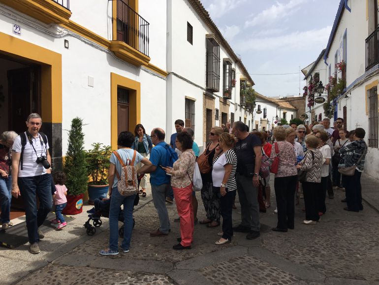 Turistas durante la fiesta de los Patios Turistas durante la fiesta de los Patios