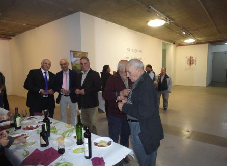 El alcalde de Quesada en la degustación tras la charla coloquio sobre el futuro del vino de esparteña y aceite royal El alcalde de Quesada en la degustación tras la charla coloquio sobre el futuro del vino de esparteña y aceite royal