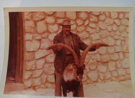 Julio Punzano, guarda de caza que acompaño a Franco en alguna ocasión en Cazorla, con el "Mansillo", el macho montés protagonista del episodio de la cabra montés en la serie "El Hombre y la Tierra" de Félix Rodriguez de la Fuente Julio Punzano, guarda de caza que acompaño a Franco en alguna ocasión en Cazorla, con el "Mansillo", el macho montés protagonista del episodio de la cabra montés en la serie "El Hombre y la Tierra" de Félix Rodriguez de la Fuente