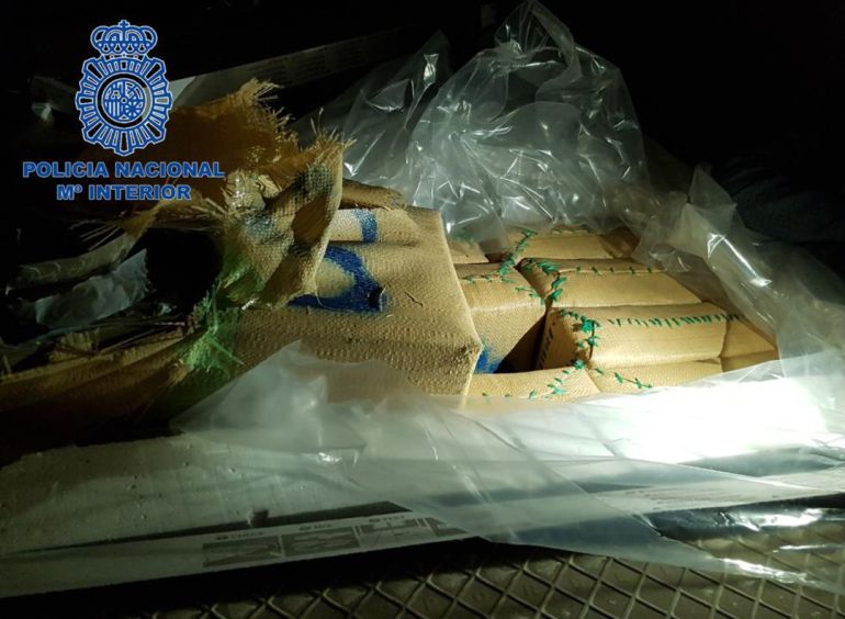 Interceptado un tráiler en Almería con ocho toneladas de hachís. Interceptado un tráiler en Almería con ocho toneladas de hachís.