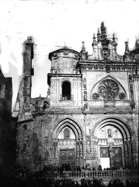 Estado en el que quedó la catedral de Cuenca tras el derrumbe de la torre del Giraldo. Estado en el que quedó la catedral de Cuenca tras el derrumbe de la torre del Giraldo.