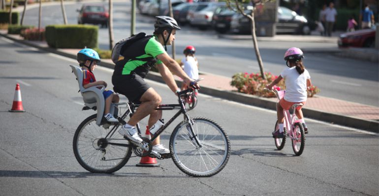 Una familia haciendo deporte Una familia haciendo deporte