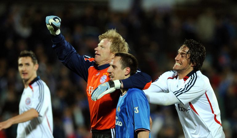 Kahn (i), Ribery (con la camiseta del Getafe) y Luca Toni (d) celebran sobre el cesped del Coliseum el pase del F.C. Bayern a semifinales. Kahn (i), Ribery (con la camiseta del Getafe) y Luca Toni (d) celebran sobre el cesped del Coliseum el pase del F.C. Bayern a semifinales.