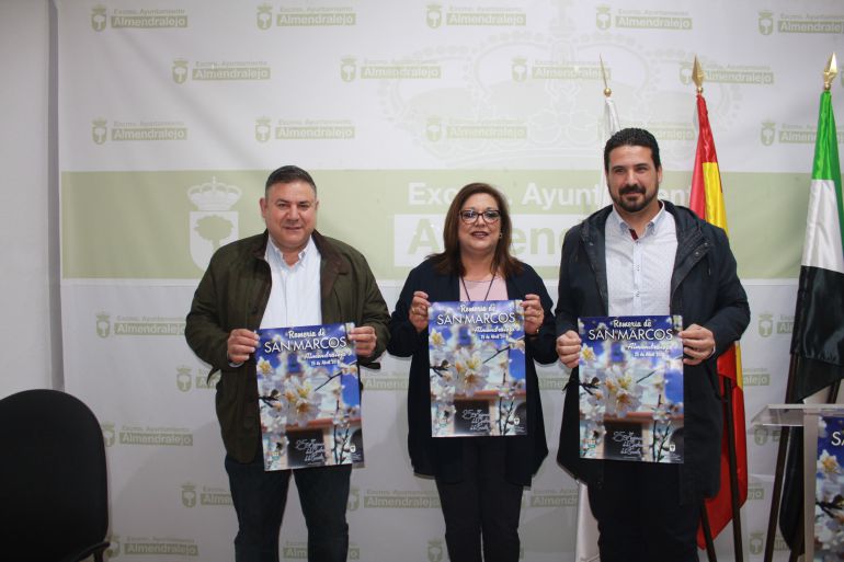La Hermana Mayor de San Marcos Cati Pérez y el concejal de festejos José Antonio Regaña presentan la programación de la romería. La Hermana Mayor de San Marcos Cati Pérez y el concejal de festejos José Antonio Regaña presentan la programación de la romería.