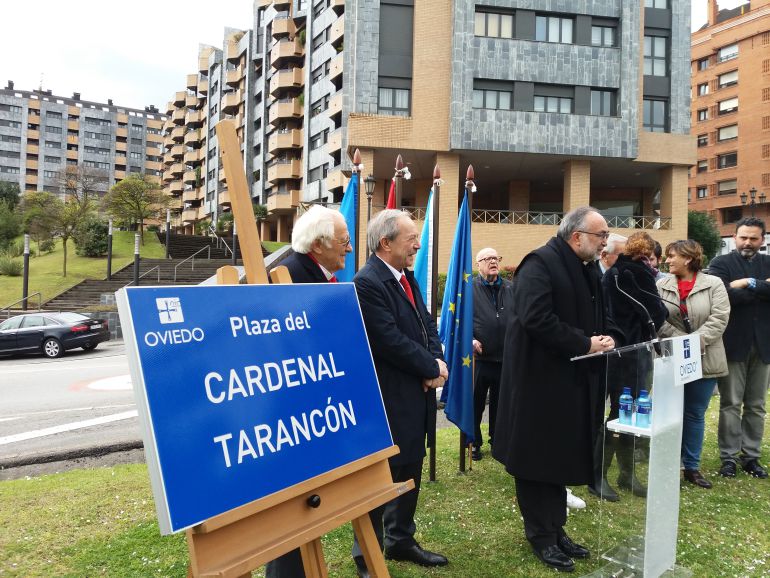 El azobispo de Oviedo durante su intervención en el acto de inauguración de la plaza del cardenal Tarancón. A su lado, el alcalde de Oviedo, Wenceslao López y el Padre Ángel El azobispo de Oviedo durante su intervención en el acto de inauguración de la plaza del cardenal Tarancón. A su lado, el alcalde de Oviedo, Wenceslao López y el Padre Ángel